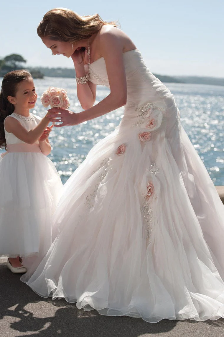 Vestido de novia de sirena con escote fruncido y sin tirantes, con flores y cuentas hechas a mano.